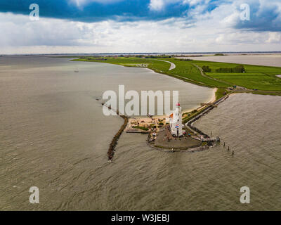 Vue aérienne du phare de Marken, une petite île au milieu de la mer du Nord aux Pays-Bas. Banque D'Images