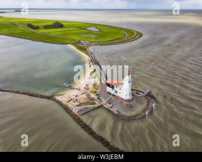 Vue aérienne du phare de Marken, une petite île au milieu de la mer du Nord aux Pays-Bas. Banque D'Images