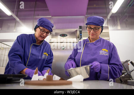 Cadbury World chocolatiers Dawn Jenks et Donna Oluban ajouter la touche finale à leurs loisirs au chocolat de l'alunissage d'Apollo 11 à Cadbury World à Birmingham, 50 ans jour pour jour, que la mission des Etats-Unis d'envoyer des hommes sur la Lune. Banque D'Images