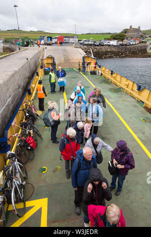 Les passagers du traversier à Rousay à Tingwall, Orkney, Scotland, UK. Banque D'Images