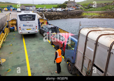 Les passagers du traversier à Rousay à Tingwall, Orkney, Scotland, UK. Banque D'Images