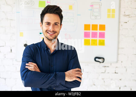 Portrait de jeune programmeur, concepteur de site web au bureau permanent Banque D'Images