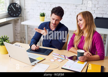 Deux concepteurs web site web de prototypage de discuter de nouvelles idées Banque D'Images