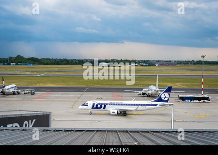 Varsovie, Pologne - Juillet 2019 : Lot Polish Airlines avion atterrit sur l'aéroport Chopin de Varsovie en Pologne. Lot Polish Airlines est la compagnie nationale de Pologne. Banque D'Images