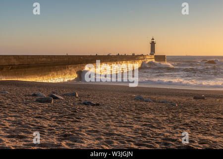 Coucher du soleil à Felgueiras Leuchtturm à Porto, Portugal Banque D'Images