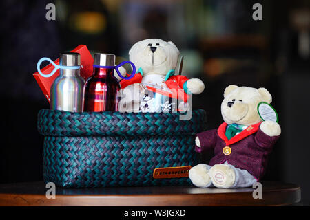 BANGKOK, THAÏLANDE - 15 novembre, 2017 souviniers : Starbuck et boissons disposés dans la ligne sur la table de bois avec l'arrière-plan flou, de présenter le ho Banque D'Images