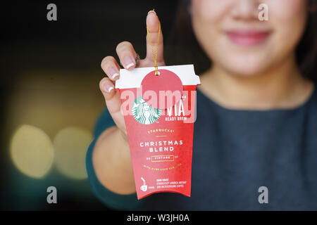 BANGKOK, THAÏLANDE - 15 novembre, 2017 souviniers : Starbuck et boissons disposés dans la ligne sur la table de bois avec l'arrière-plan flou, de présenter le ho Banque D'Images