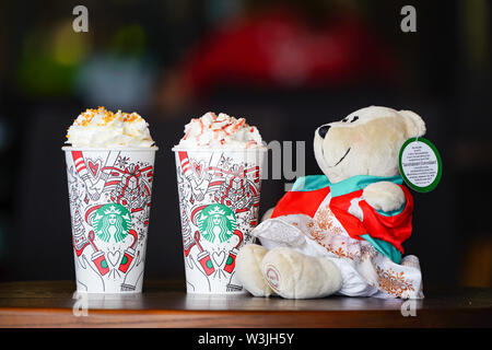 BANGKOK, THAÏLANDE - 15 novembre, 2017 souviniers : Starbuck et boissons disposés dans la ligne sur la table de bois avec l'arrière-plan flou, de présenter le ho Banque D'Images