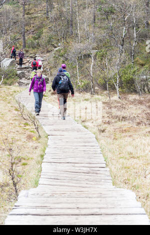 PREIKESTOLHYTTA , Norvège - 13 MAI 2017 : les touristes sur le sentier à Preikestolen le 13 mai 2017 dans Preikestolhytta. Preikestolen est un célèbre site touristique attrac Banque D'Images