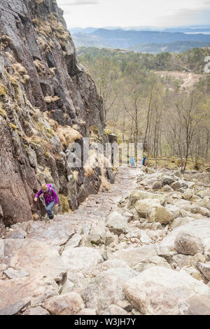 PREIKESTOLHYTTA , Norvège - 13 MAI 2017 : les touristes sur le sentier à Preikestolen le 13 mai 2017 dans Preikestolhytta. Preikestolen est un célèbre site touristique attrac Banque D'Images