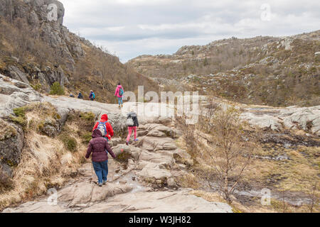PREIKESTOLHYTTA , Norvège - 13 MAI 2017 : les touristes sur le sentier à Preikestolen le 13 mai 2017 dans Preikestolhytta. Preikestolen est un célèbre site touristique attrac Banque D'Images