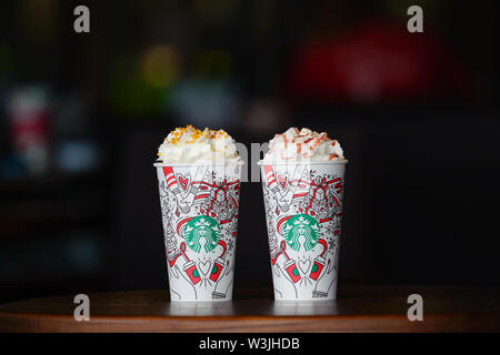 BANGKOK, THAÏLANDE - 15 novembre, 2017 souviniers : Starbuck et boissons disposés dans la ligne sur la table de bois avec l'arrière-plan flou, de présenter le ho Banque D'Images