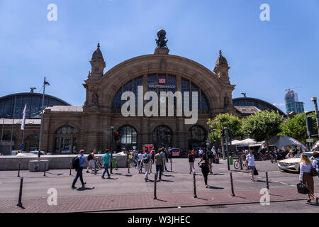 Francfort, Allemagne - Juillet 2019 : La gare centrale de Francfort et les gens autour de l'architecture. La gare a ouvert ses portes en 1899 Banque D'Images