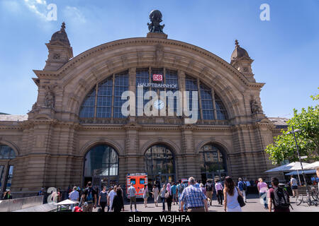 Francfort, Allemagne - Juillet 2019 : La gare centrale de Francfort et les gens autour de l'architecture. La gare a ouvert ses portes en 1899 Banque D'Images