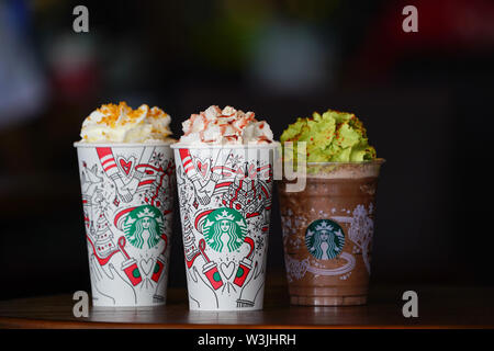 BANGKOK, THAÏLANDE - 15 novembre, 2017 souviniers : Starbuck et boissons disposés dans la ligne sur la table de bois avec l'arrière-plan flou, de présenter le ho Banque D'Images