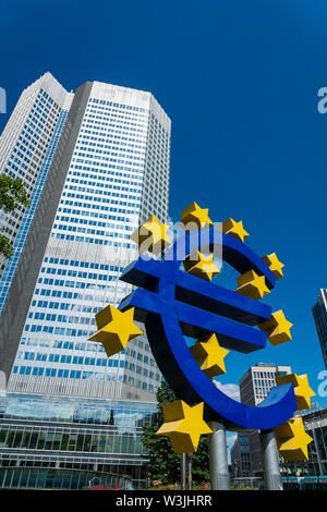 Francfort, Allemagne - Juillet 2019 : symbole de l'Euro à la Banque centrale européenne (BCE), la banque centrale de la zone euro et administre la politique monétaire de l'UE Banque D'Images