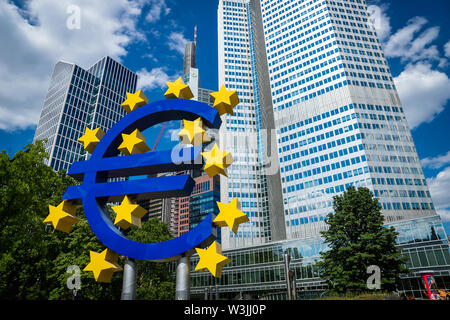 Francfort, Allemagne - Juillet 2019 : symbole de l'Euro à la Banque centrale européenne (BCE), la banque centrale de la zone euro et administre la politique monétaire de l'UE Banque D'Images