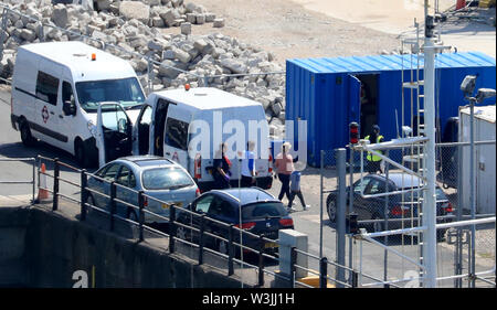 Processus de travail à la frontière de migrants soupçonnés de Dover, Kent, après qu'ils ont été recueillis à partir de petits bateaux dans le chenal, tôt le mardi matin. Banque D'Images