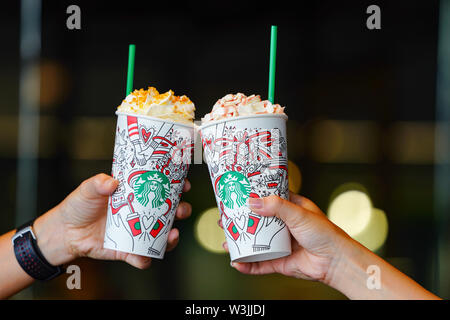 BANGKOK, THAÏLANDE - 15 novembre, 2017 souviniers : Starbuck et boissons disposés dans la ligne sur la table de bois avec l'arrière-plan flou, de présenter le ho Banque D'Images