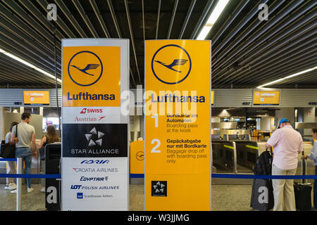 Francfort, Allemagne - Juillet 2019 : la compagnie aérienne Lufthansa au comptoir dans l'Aéroport International de Francfort. Lufthansa est la plus grande compagnie aérienne dans l'UE Banque D'Images
