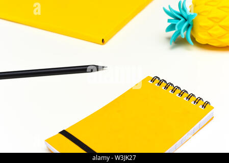 Voir l'image haut de fournitures de bureau ou de l'école, à la mode accessoires objets couleur jaune coup de frais généraux Banque D'Images