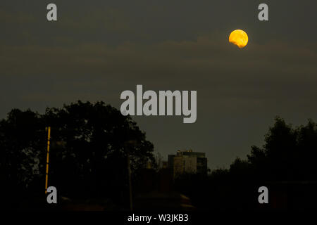 London, UK, UK. 15 juillet, 2019. La Pleine Lune aussi connu comme Buck Lune est vu dans le nord de Londres. 16 juillet 2019 marque le 50e anniversaire de la NASA en matière de lancement de la mission Apollo 11. Credit : Dinendra Haria SOPA/Images/ZUMA/Alamy Fil Live News Banque D'Images
