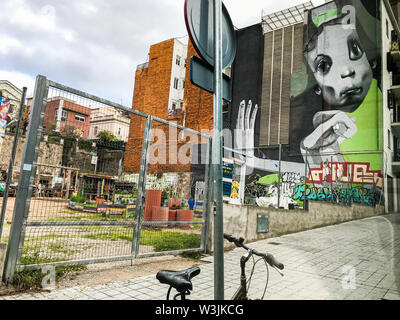 Des graffitis sur des immeubles de quartier de la ville de Barcellona Banque D'Images