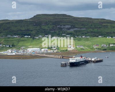 Caledonian MacBrayne car-ferry MV Hébrides à l'UIG terminal de ferry sur l'île de Skye, Écosse Banque D'Images