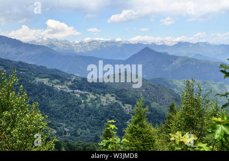 Col du Lys, Piémont, Italie. Juillet 2019. Vue panoramique depuis le belvédère sur les montagnes environnantes. Banque D'Images
