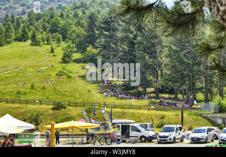 Col du Lys, Piémont, Italie. Juillet 2019. Les gens à la buvette de profiter de la pente de la montagne avec une grande pelouse verte à picni Banque D'Images