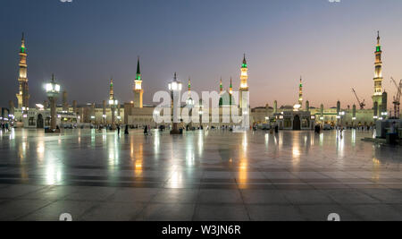 MEDINA, l'ARABIE SAOUDITE - le 25 juin : Les Musulmans marchant devant de la mosquée du Prophète Muhammad le 25 juin 2019 à Medina, KSA. Tombeau du prophète est und Banque D'Images