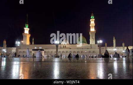 MEDINA, l'ARABIE SAOUDITE - le 25 juin : Les Musulmans marchant devant de la mosquée du Prophète Muhammad le 25 juin 2019 à Medina, KSA. Tombeau du prophète est und Banque D'Images