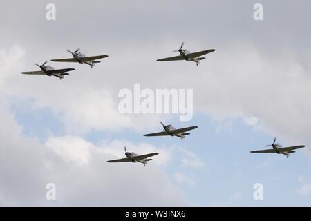 6 Hawker Hurricane volant en formation à Shuttleworth Airshow militaire le 7 juillet 2019 Banque D'Images