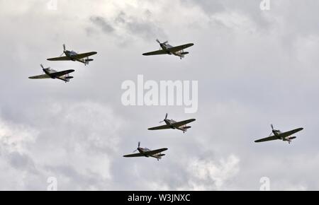 6 Hawker Hurricane volant en formation à Shuttleworth Airshow militaire le 7 juillet 2019 Banque D'Images
