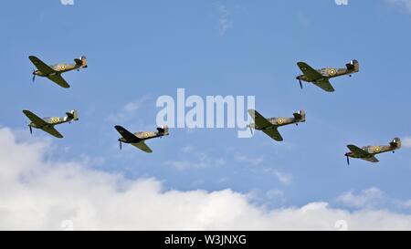 6 Hawker Hurricane volant en formation à Shuttleworth Airshow militaire le 7 juillet 2019 Banque D'Images