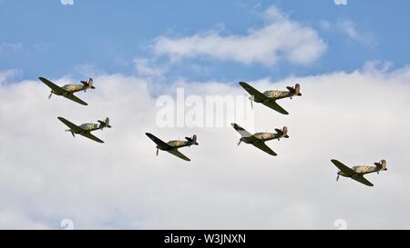 6 Hawker Hurricane volant en formation à Shuttleworth Airshow militaire le 7 juillet 2019 Banque D'Images