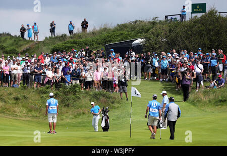 Regarder la foule l'Irlande du Nord Rory McIlroy sur le 2e green au cours de l'aperçu la troisième journée de l'Open Championship 2019 au Club de golf Royal Portrush. Banque D'Images