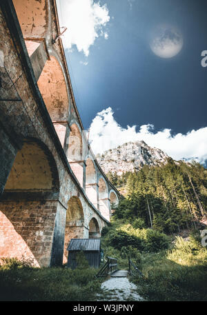 Le viaduc de l'ancien chemin de fer de Semmering (Semmeringbahn) en Autriche Banque D'Images