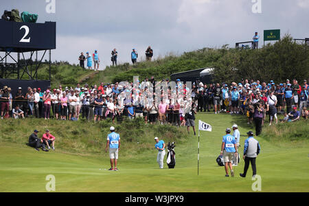 Regarder la foule l'Irlande du Nord Rory McIlroy sur le 2e green au cours de l'aperçu la troisième journée de l'Open Championship 2019 au Club de golf Royal Portrush. Banque D'Images