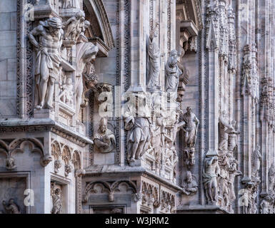 Façade de la Cathédrale de Duomo avec détails, des statues et des œuvres en marbre, Milan, Italie, Banque D'Images