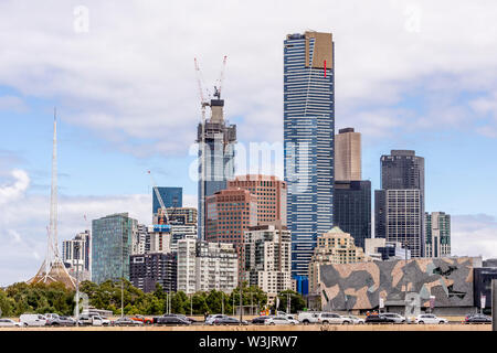 La circulation automobile dans le centre-ville de Melbourne, en Australie, avec certains de ses gratte-ciel en arrière-plan Banque D'Images