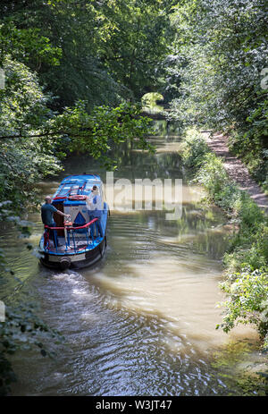 Un bateau est conduite le long du canal près de Basingstoke, Hampshire Dogmersfield de plus, comme la chaleur est due à frapper le Royaume-uni cette semaine. Banque D'Images