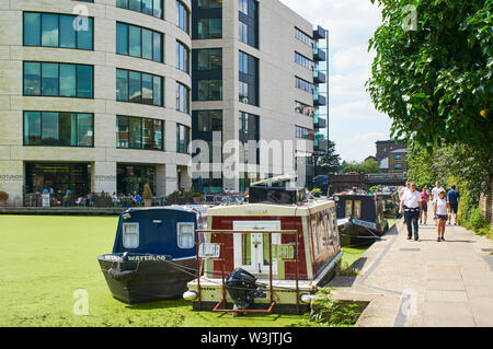 Le Regents Canal à King's Cross, Londres UK, avec narrowboats et nouveaux immeubles Banque D'Images