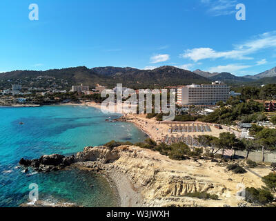 Photo aérienne de la mer turquoise côte rocheuse de Paguera ou la plage de Peguera avec transats parasols situé dans le coin sud-ouest de Majorque Santa Ponsa Banque D'Images