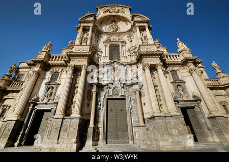 La façade extérieure de l'Église catholique de la cathédrale de Saint Mary vue avant contre fond de ciel bleu, l'architecture ancienne monument religieux à Murcia Banque D'Images