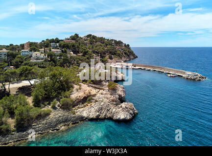 Photo aérienne vue côte rocheuse de Santa Ponsa eaux turquoise de la mer Méditerranée, petite ville du sud-ouest de Majorque. Espagne Banque D'Images