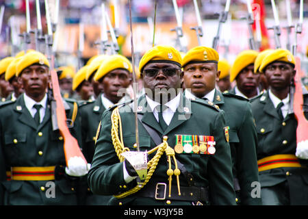 Harare, Zimbabwe - le 24 novembre 2017 : commandant du 1 Bataillon d'infanterie de la Garde présidentielle, le Lieutenant-colonel Samson Murombo conduit son bataillon Banque D'Images