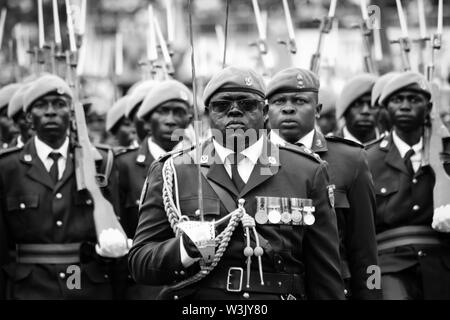 Harare, Zimbabwe - le 24 novembre 2017 : commandant du 1 Bataillon d'infanterie de la Garde présidentielle, le Lieutenant-colonel Samson Murombo conduit son bataillon Banque D'Images