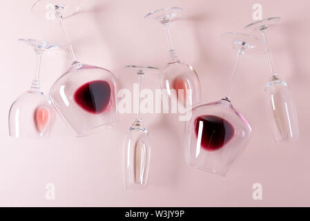 Assorted wineglasses de rouge, rose et vin blanc couché sur fond rose. Dégustation concept. Mise à plat. Vue d'en haut. Copy space Banque D'Images