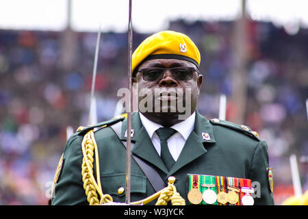 Harare, Zimbabwe - le 24 novembre 2017 : commandant du 1 Bataillon d'infanterie de la Garde présidentielle, le Lieutenant-colonel Samson Murombo conduit son bataillon Banque D'Images